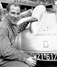 Stirling Moss mit Mercedes-Benz Rennsportwagen Typ 300 SLR (W 196 S) bei Testfahrten auf dem Hockenheimring.